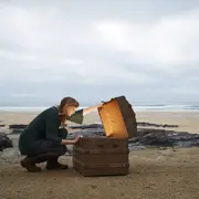 Foto de mujer buscando un tesoro.