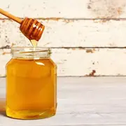 Si sentís la garganta rasposa, la medicina ayurveda recomienda que puede aliviarte consumir una cucharada de aceite de sésamo o bien una cucharada de miel (cruda, sin calentar)