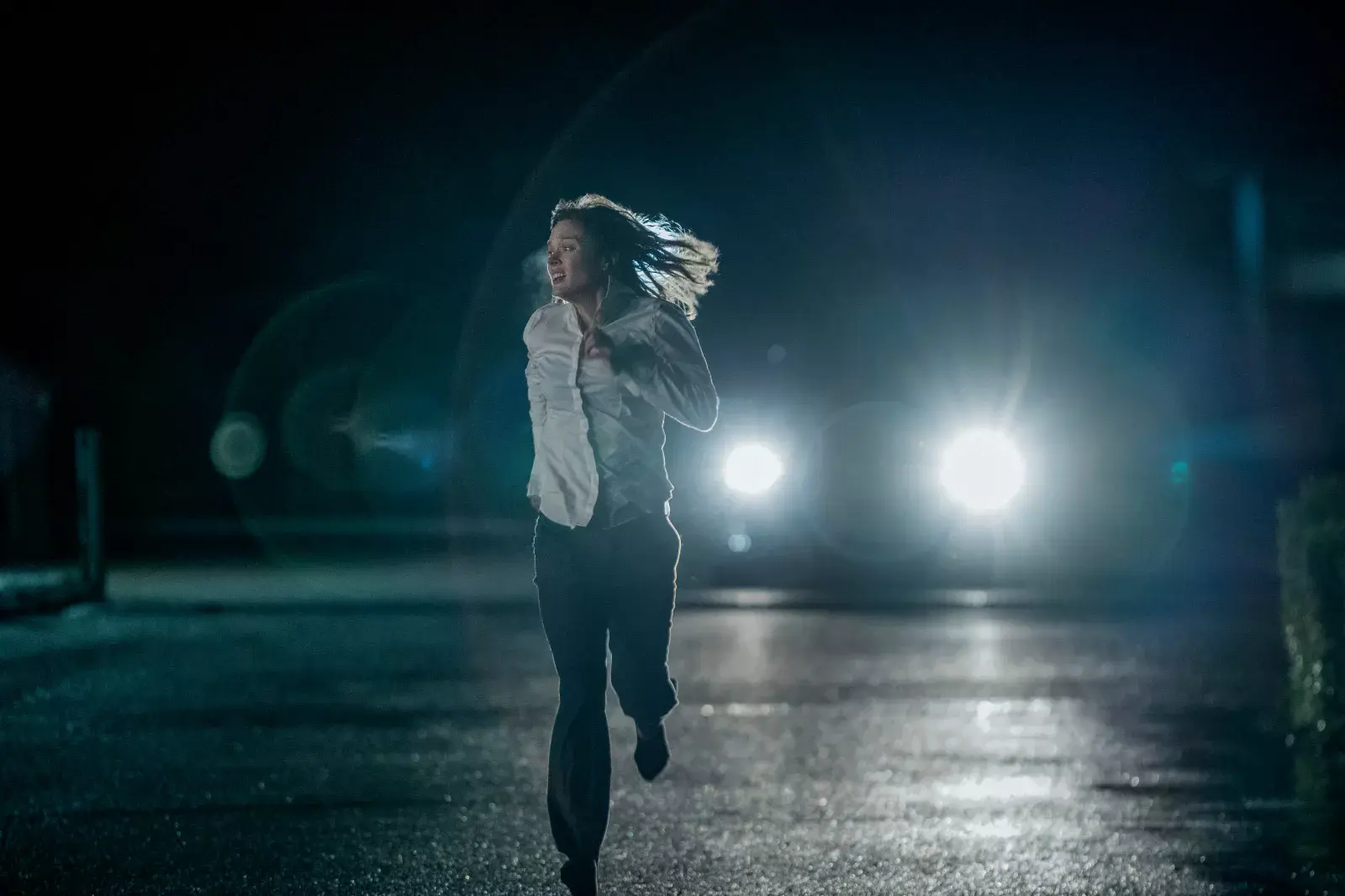 Bella Heathcote es Andy Oliver en Pieces of Her. Foto: Cr. Mark Rogers/Netflix © 2022