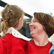 Alla Shaforostova y su hija Sofía. Foto gentileza: Tomás Ramírez Labrousse / Amnistía Internacional Argentina
