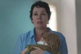 Una escena de The Lost Daugther (Netflix), protagonizada por Olivia Colman