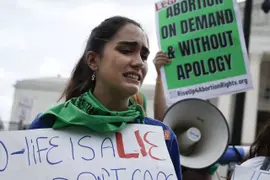 La activista por el derecho al aborto Carrie McDonald reacciona al fallo de la Organización de Salud de la Mujer Dobbs v Jackson frente a la Corte Suprema de los Estados Unidos el 24 de junio de 2022 en Washington