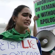 La activista por el derecho al aborto Carrie McDonald reacciona al fallo de la Organización de Salud de la Mujer Dobbs v Jackson frente a la Corte Suprema de los Estados Unidos el 24 de junio de 2022 en Washington