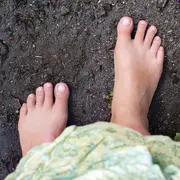 Es importante descalzarnos, hacer contacto directo con la tierra y empezar a cuidarla, en serio.