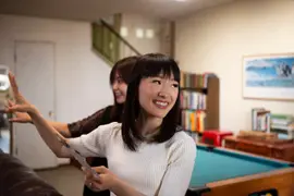 Marie Kondo aplica su método para ordenar papeles: es simple y funciona.