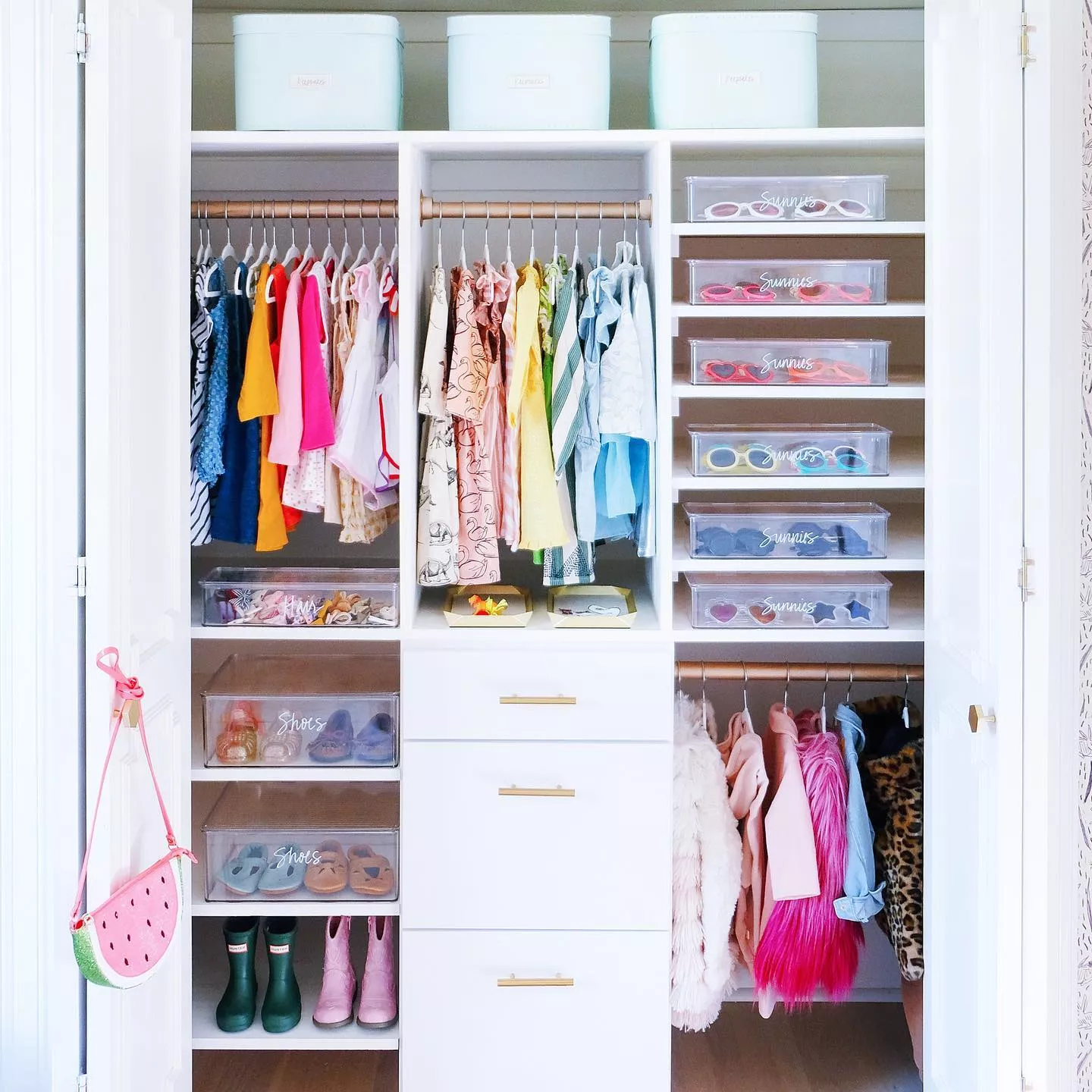 Arcoiris Detergente - Optimiza el espacio de tu closet siguiendo estos tips  para doblar tu ropa limpia.😉🥼 Te presentamos este sencillo método para  poder organizar tu closet y tener más espacio para