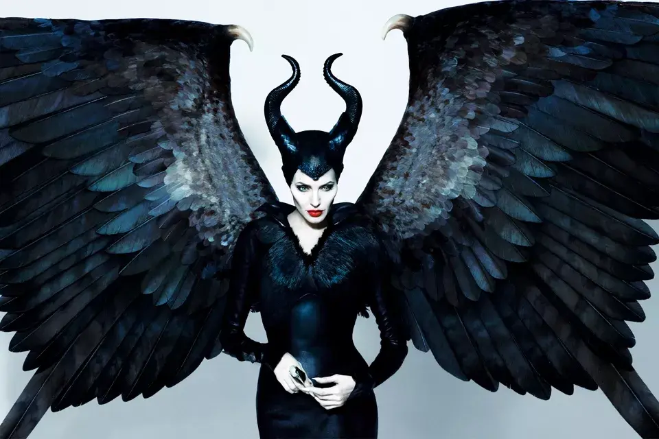 Maléfica todo sobre su vestuario, maquillaje, sombreros y moda de angelina jolie en malefica Maléfica todo sobre su vestuario, maquillaje, sombreros y moda