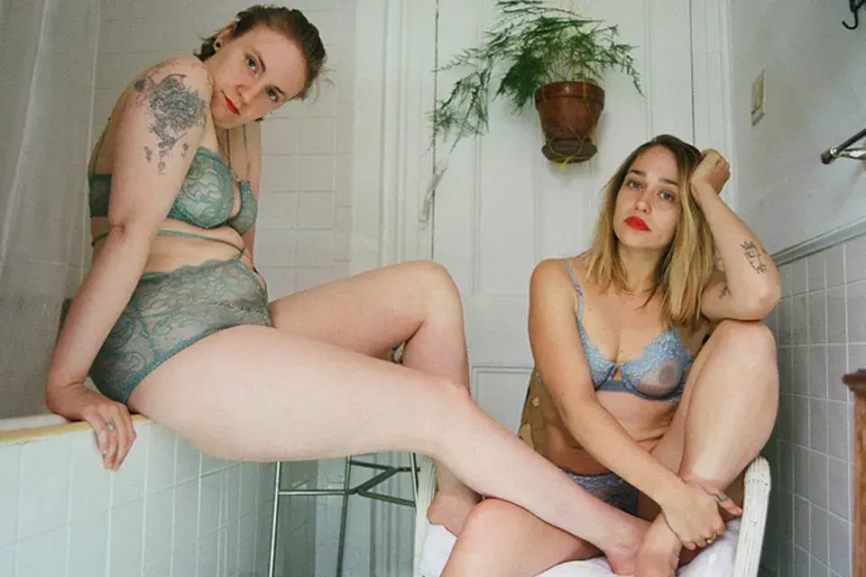 Lena Dunham y Jemima Kirk, en ropa interior y sin photoshop! - Ohlalá