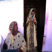 Mariam Kako (izquierda) nació en Arhiba, un suburbio de la ciudad de Djibouti, en África; con solo cinco años fue sometida a la mutilación genital femenina.