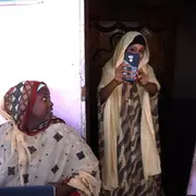 Mariam Kako (izquierda) nació en Arhiba, un suburbio de la ciudad de Djibouti, en África; con solo cinco años fue sometida a la mutilación genital femenina.