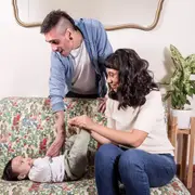 Mariana G. Cáceres y Mariano Moreno se conocen desde los veintitantos; son amigos y hoy crían a Joaquín, su bebé de ocho meses