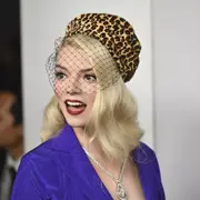 La actriz estadounidense Anya Taylor-Joy asiste a los CFDA Fashion Awards 2021 en The Pool + The Grill el 10 de noviembre de 2021 en la Ciudad de Nueva York.