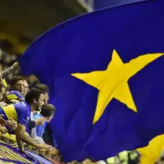 ARCHIVO - Hinchas de Boca Juniors alentando en un partido de 2019 (AP Foto/Gustavo Garello)