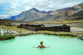 Termas El Sosneado: lo más llamativo es observar el contraste de las ruinas con el agua sulfurosa proveniente del volcán Overo.