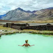 Termas El Sosneado: lo más llamativo es observar el contraste de las ruinas con el agua sulfurosa proveniente del volcán Overo.