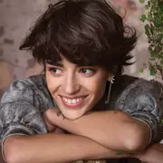 Vestido, Heidi Clair, $18.600. Aro, Crude, $19.590.