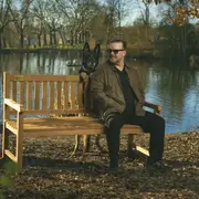 En la serie After life, el protagonista Tony (Ricky Gervais) atraviesa un duelo amoroso tras la muerte de su esposa.