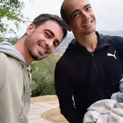 Gastón y Nico, con su bebé recién nacido por gestación solidaria