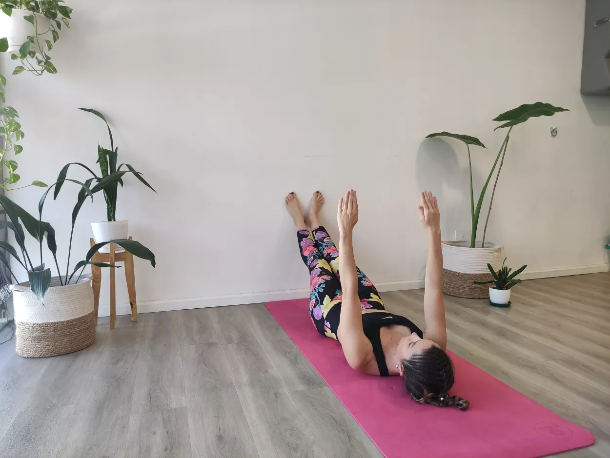 Pilates en pared: 3 ejercicios básicos para hacer en tu casa - Ohlalá