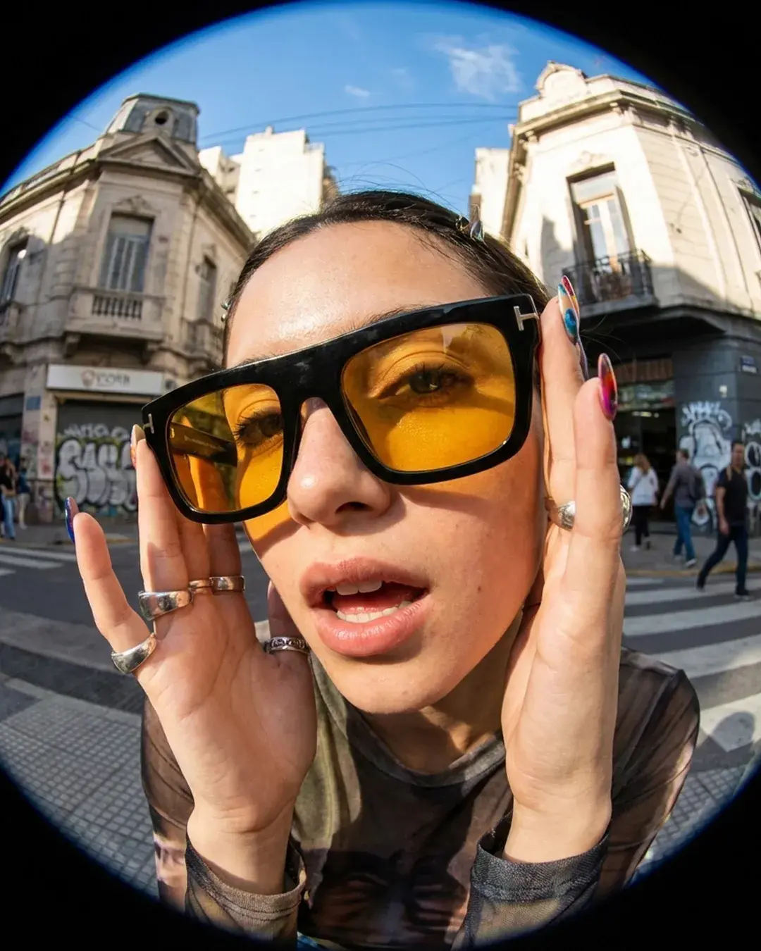 Los lentes con vidrio ambarino o marrón no solo suavizan la luz, sino que también crean un efecto cálido