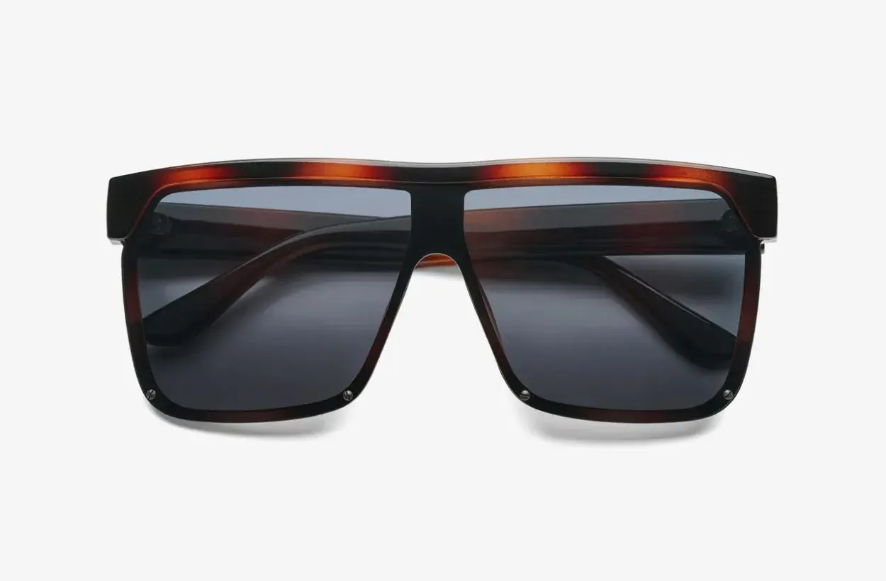 Anteojos de sol con silueta ultramoderna en formato de máscara, livianos para usar durante todo el día. Poseen lentes con protección UV 400. (B+D)