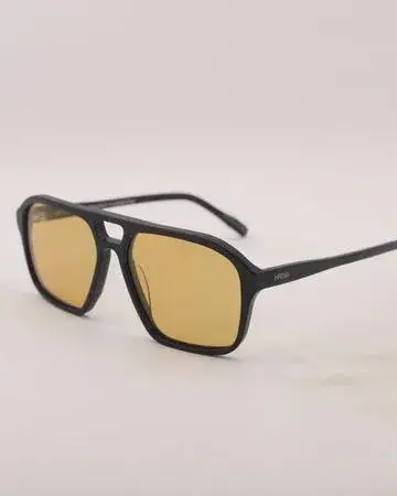 Los lentes de colores son tendencia, incluso en invierno. (HARDEM)