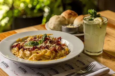 Pasta con crema de quesos al gratén. Pasta con crema de quesos al gratén.