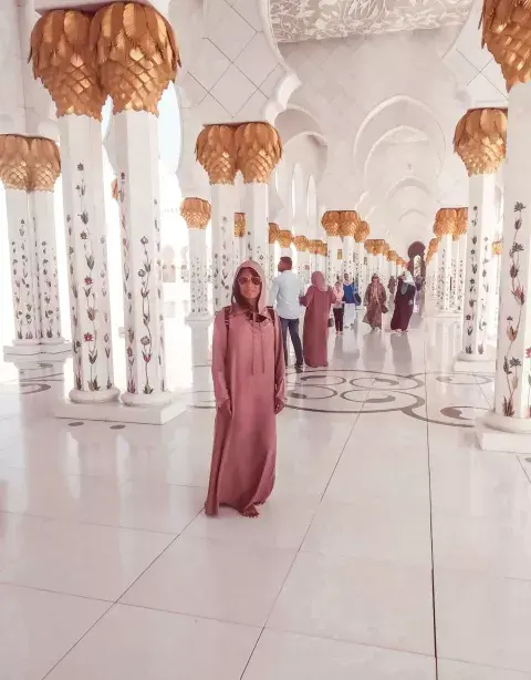 Cubrirse la cabeza y el cuerpo con una túnica es requisito para visitar la mezquita de Abu Dhabi Cubrirse la cabeza y el cuerpo con una túnica es requisito para visitar la mezquita de Abu Dhabi