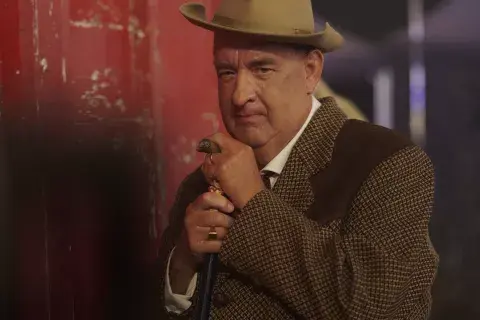 Tom Hanks irreconocible como el Coronel Tom Parker, el codicioso manager de Elvis Tom Hanks irreconocible como el Coronel Tom Parker, el codicioso manager de Elvis
