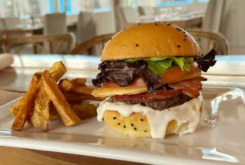 Hamburguesa con baño de provoleta. Hamburguesa con baño de provoleta.