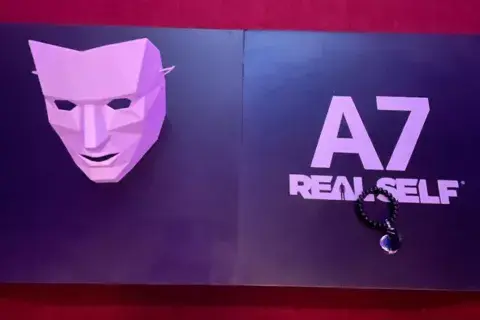 Al entrar, te dan un box con una letra, un número la máscara blanca.