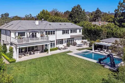 El patio de la mansión de Ben Affleck. El patio de la mansión de Ben Affleck.