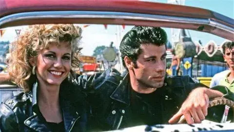 Olivia Newton-John con John Travolta en Grease. Olivia Newton-John con John Travolta en Grease.