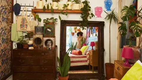 En el reflejo del espejo que armó con sus manos, la cama vestida con un cubrecama rayado y almohadones de colores (@mercedessegura_). El respaldo juega con las líneas y los colores (@casabald0). En el reflejo del espejo que armó con sus manos, la cama vestida con un cubrecama rayado y almohadones de colores (@mercedessegura_). El respaldo juega con las líneas y los colores (@casabald0).