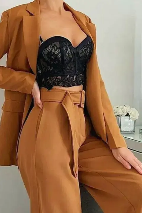 Conjunto sastrero y corset