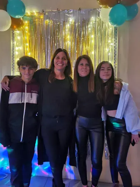Lucas y Catalina son los otros hijos de Dolores y Gaby. Ellos también colaboran en "La Seren" para que todo salga impecable.