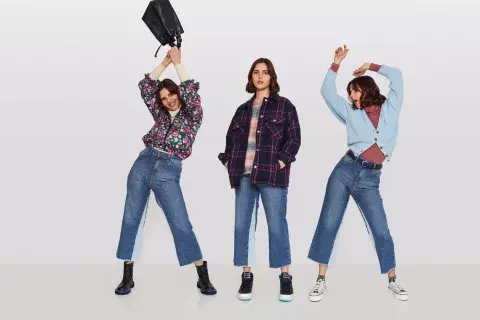 Jean (Las Pepas). LOOK 1: Bomber (Fini Braun), suéter (Veina), botas (Dera), cartera (Cruz Esquivel). LOOK 2: Camisaco (Levi’s), suéter (Rapsodia), zapatillas (Converse). LOOK 3: Cárdigan (Guillermina Regalado), polera (A Core Collection), cinturón (Cruz Esquivel), zapatillas (Converse). 