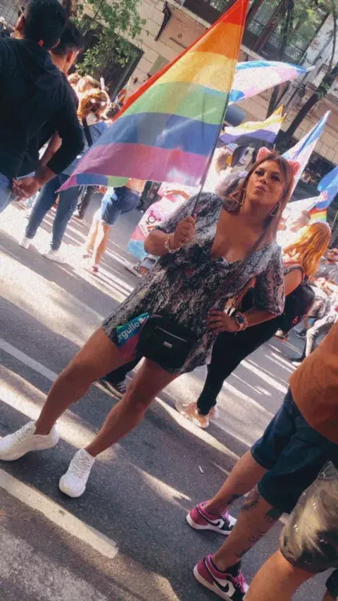 Luciana supo convertir el dolor en lucha. Hoy, es referente de una red de inclusión que día a día visibiliza las necesidades de la comunidad LGTBIQ+. Luciana supo convertir el dolor en lucha. Hoy, es referente de una red de inclusión que día a día visibiliza las necesidades de la comunidad LGTBIQ+.