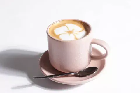 Café colombiano con leche de almendras casera.