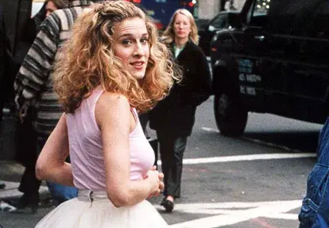 Carrie Bradshaw fue un personaje pionero en la idea de "casarse con una misma" y fue tema de uno de los episodios de Sex & The City. Carrie Bradshaw fue un personaje pionero en la idea de "casarse con una misma" y fue tema de uno de los episodios de Sex & The City.