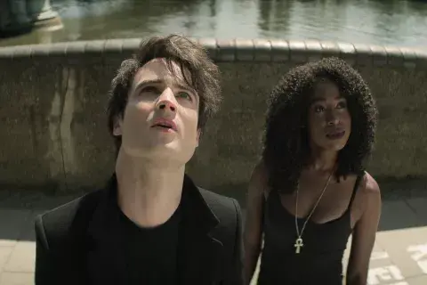 Tom Sturridge y Kirby Howell-Baptiste en Sandman. Tom Sturridge y Kirby Howell-Baptiste en Sandman.