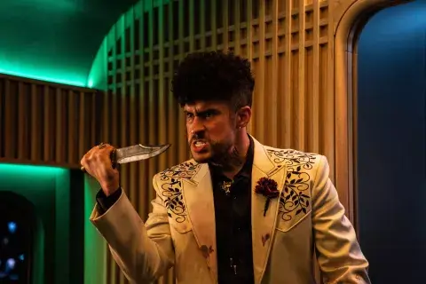Bad Bunny interpreta a Wolf, un asesino que hace todo por amor. Bad Bunny interpreta a Wolf, un asesino que hace todo por amor.
