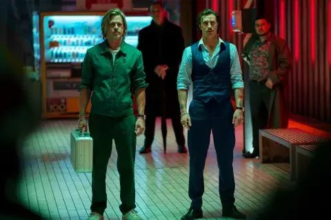 Brad Pitt y Aaron Taylor-Johnson tratando de hacer equipo para sobrevivir. Brad Pitt y Aaron Taylor-Johnson tratando de hacer equipo para sobrevivir.