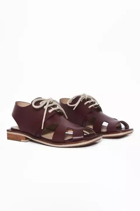 Las sandalias de tipo franciscana es tendencia y, si es con punta cuadrada y cordones, mejor. Un calzado elegante con un tinte masculino ideal para media estación. Les dan un poco de rock a tus looks. 
