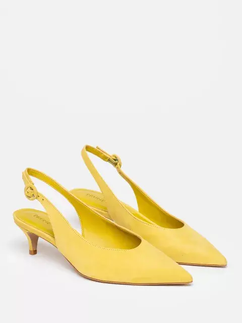 El clásico zapato en punta en su versión verano, sin talón y en colores estridentes y pasteles: amarillo, rojo, lila y celeste. ¡El mini taco va! Es súper cómodo y se adapta al look de cualquier momento del día.