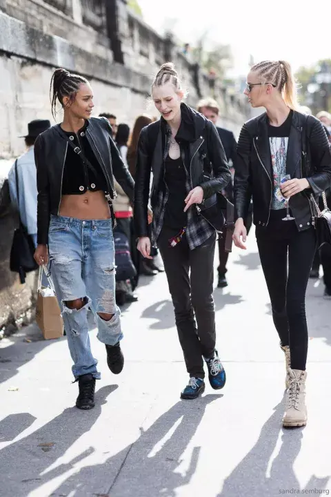 Las modelos “off duty”, cuando finalizan los desfiles las modelos son fotografiadas en las calles de la ciudad con sus looks personales que siempre marcan tendencia. Las modelos “off duty”, cuando finalizan los desfiles las modelos son fotografiadas en las calles de la ciudad con sus looks personales que siempre marcan tendencia.