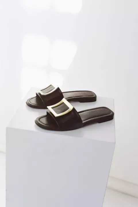 Menos es más y esta temporada las sandalias chatas básicas y clásicas son lo que va. Con una onda minimal quedan divinas con lino, denim y cualquier género liviano. Elegancia asegurada.  