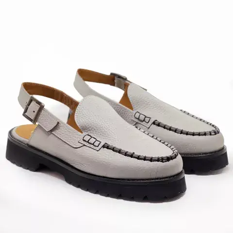 El sueco con tira ajustable en el talón es lo que va, es ideal para media estación, es canchero y se usar con todo. El calzado blanco, tiza o gris es tendencia y podés combinarlo en looks total white o con algo de color.