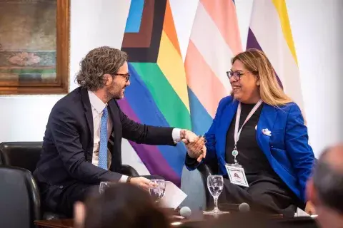 Alba Rueda con Santiago Cafiero, tras su nombramiento en la Cancillería. Alba Rueda con Santiago Cafiero, tras su nombramiento en la Cancillería.
