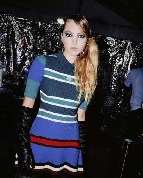Colita al costado en el desfile de Tommy Hilfiger